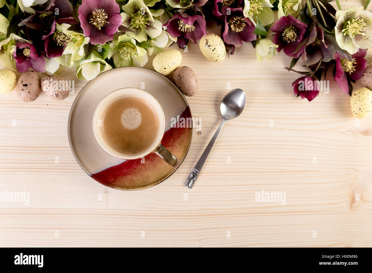 Concept café oeufs de Pâques avec des fleurs de printemps au-dessus du bois. Vue de dessus, copiez l'espace. Banque D'Images