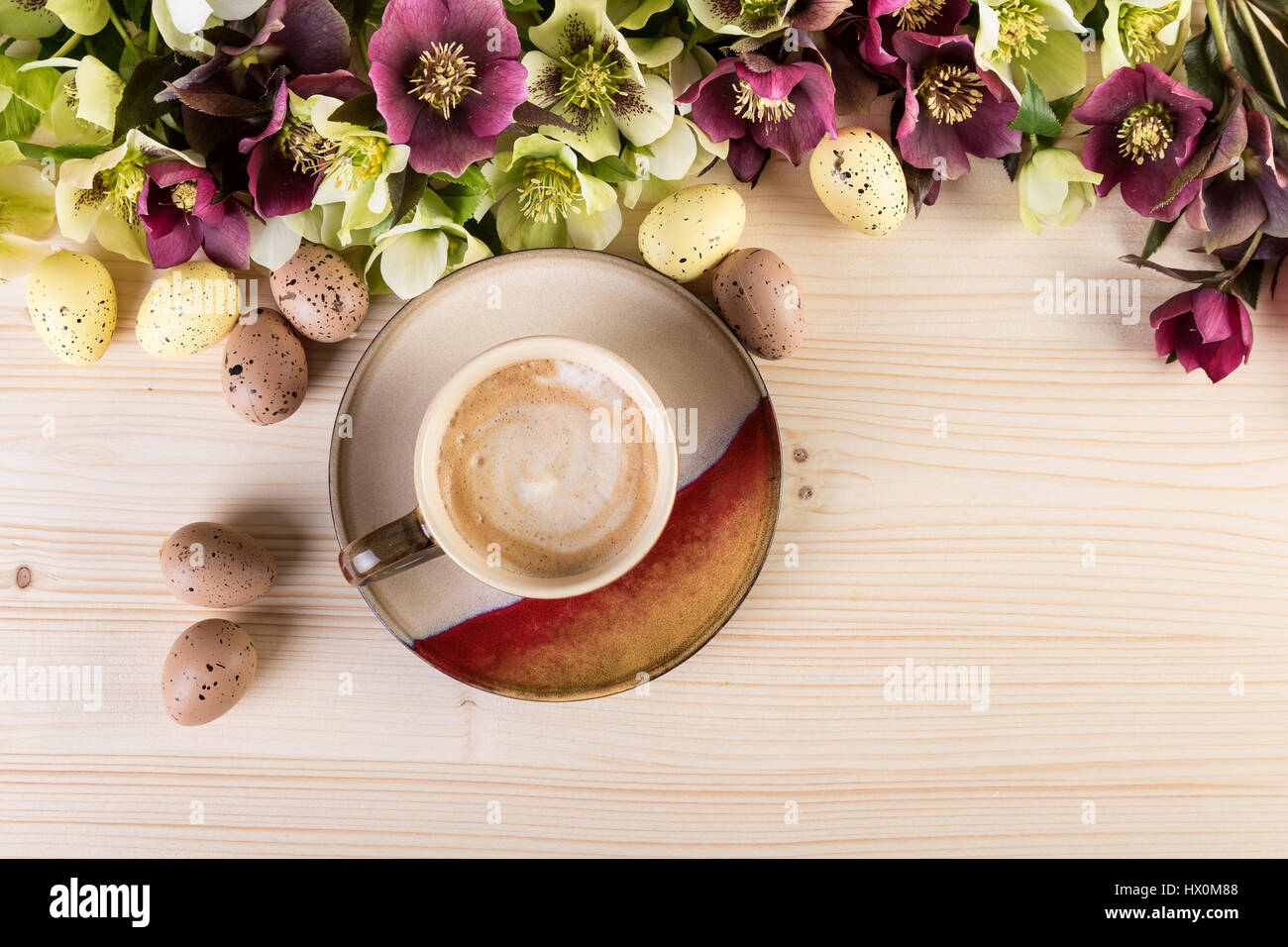 Concept Café avec fleurs de printemps les oeufs de Pâques sur du bois clair. Vue de dessus, copy space Banque D'Images