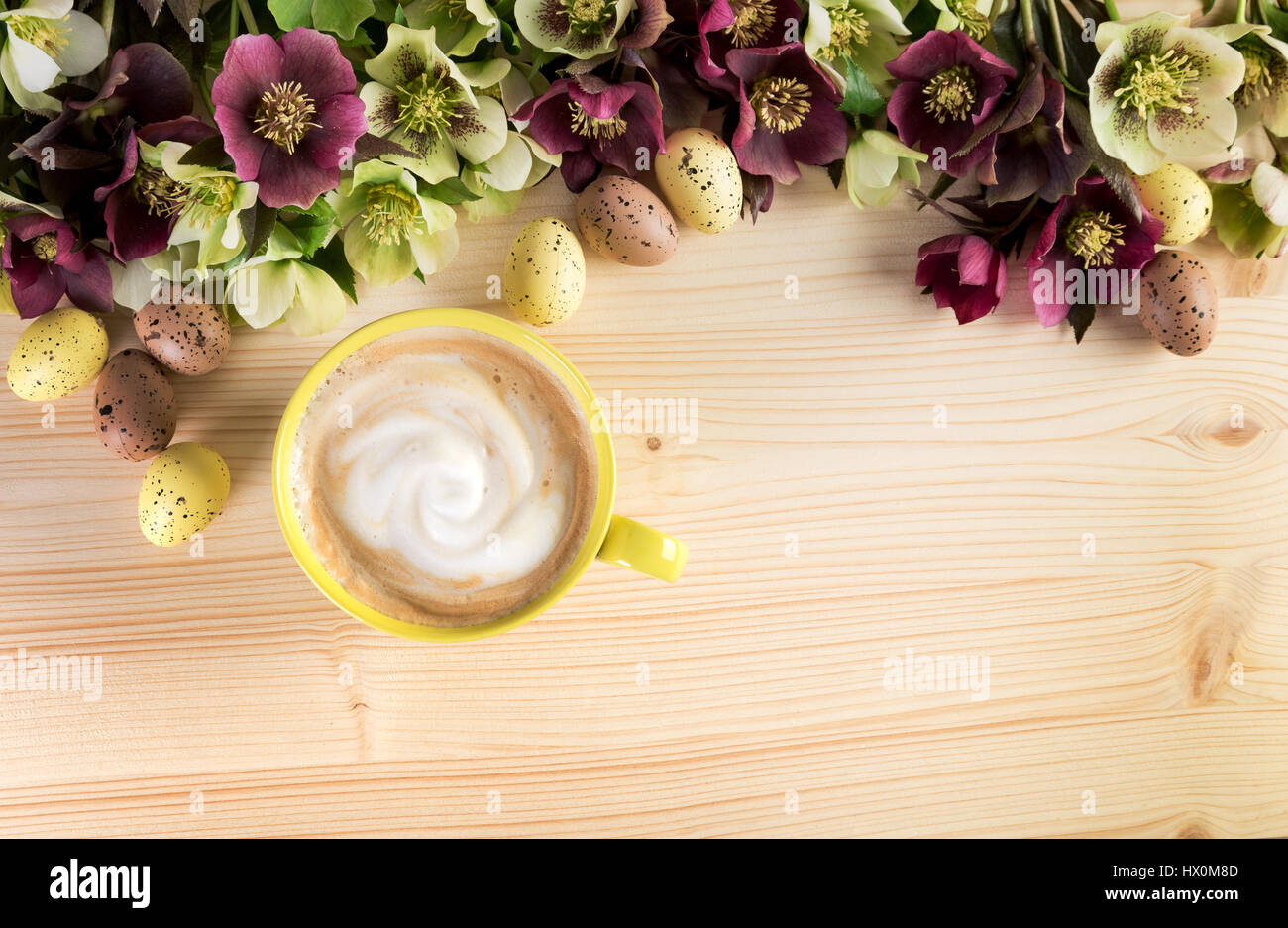 Tasse cappuccino café Vue de dessus sur fond de Pâques en bois clair Banque D'Images