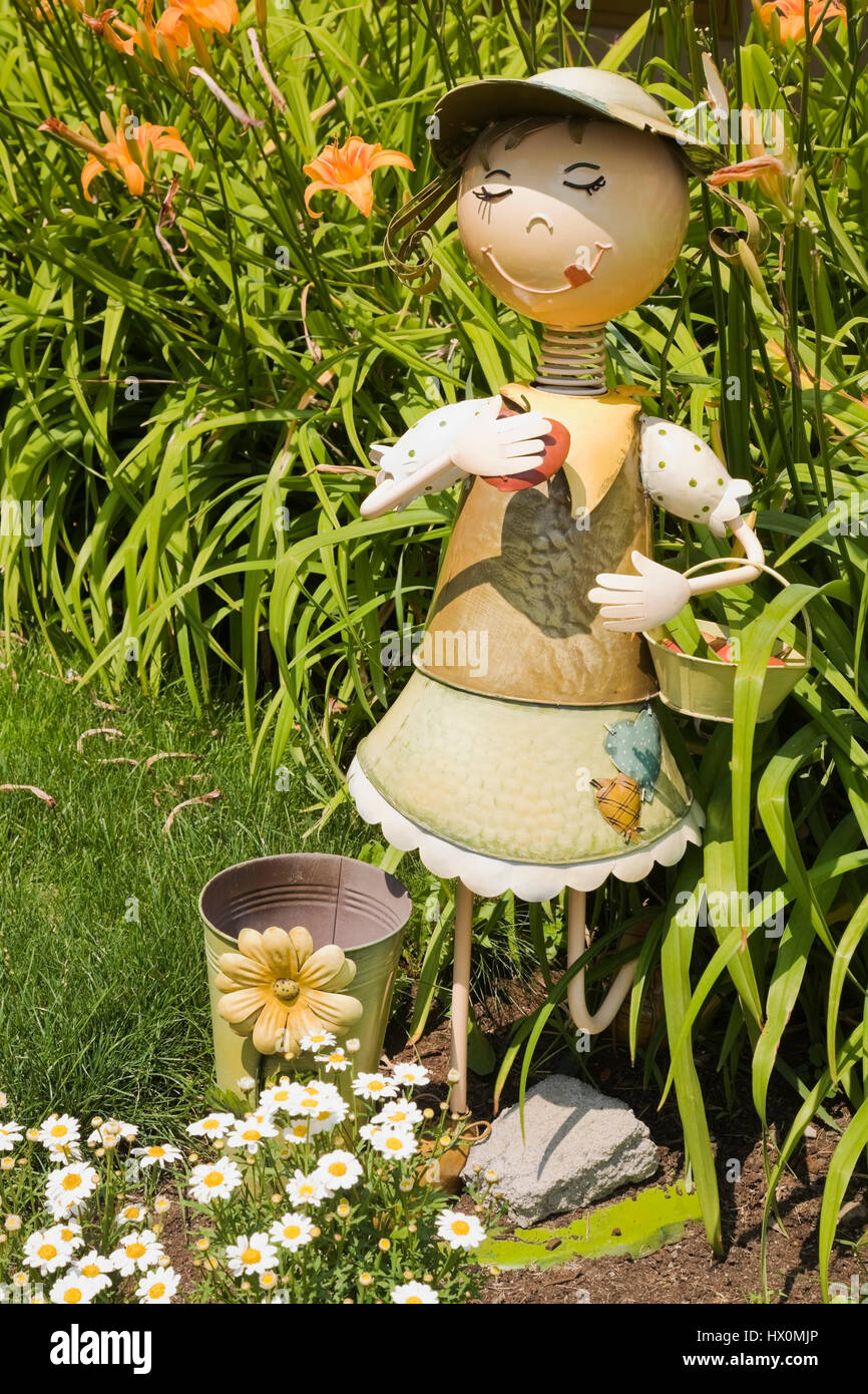 Close-up of metal nain de jardin dans le jardin de cour avant en été. Banque D'Images