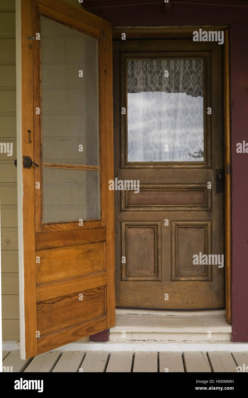 Ouvert en bois brun/porte d'entrée sur l'extérieur de maison ancienne de  1850 Photo Stock - Alamy