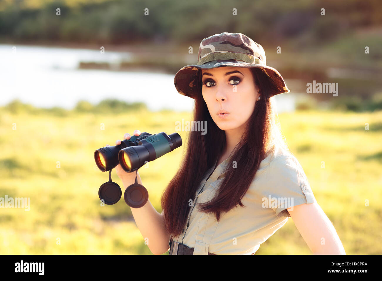 Surpris Explorer Girl with hat camouflage et les jumelles Banque D'Images