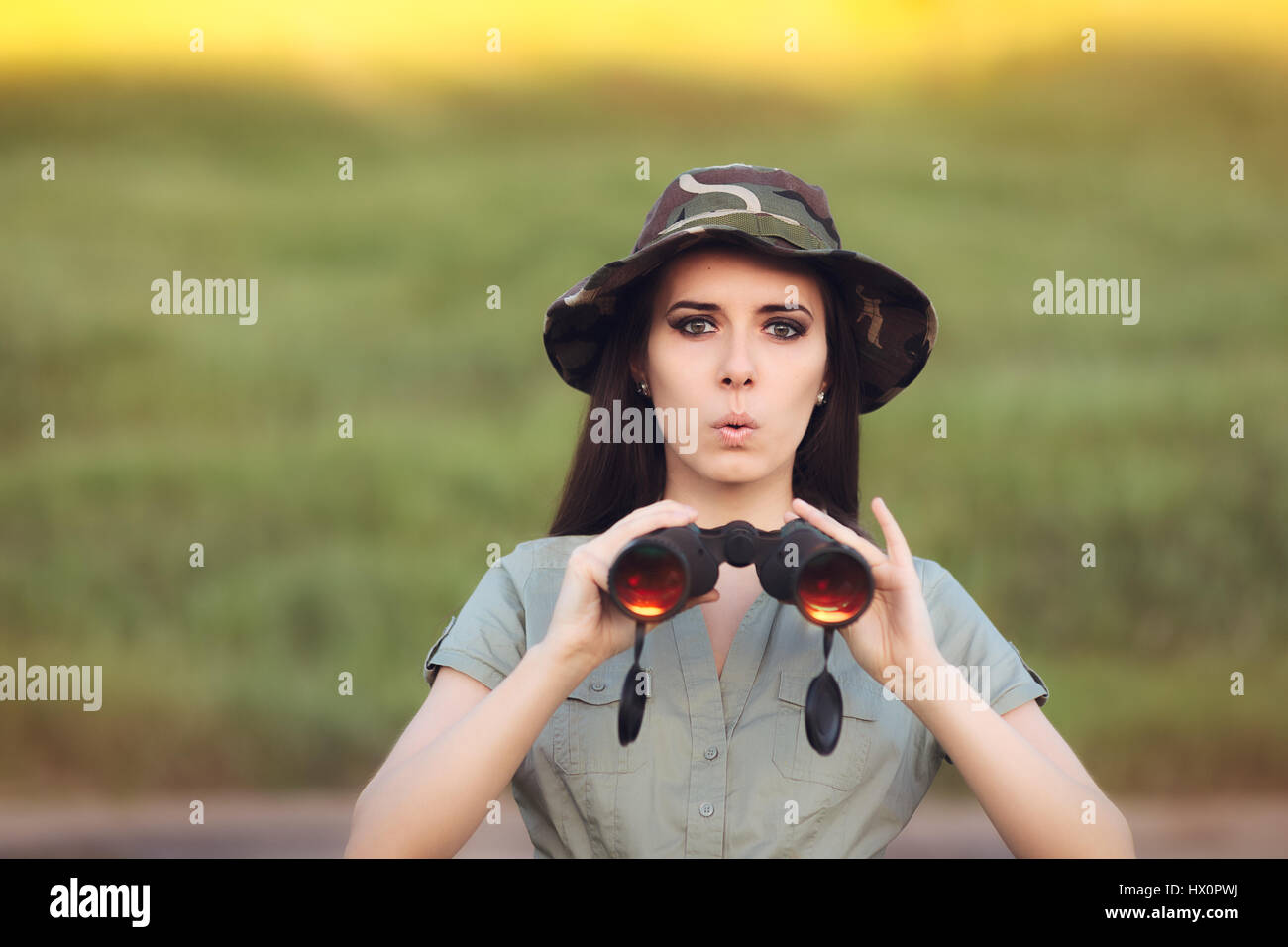 Surpris Explorer Girl with hat camouflage et les jumelles Banque D'Images