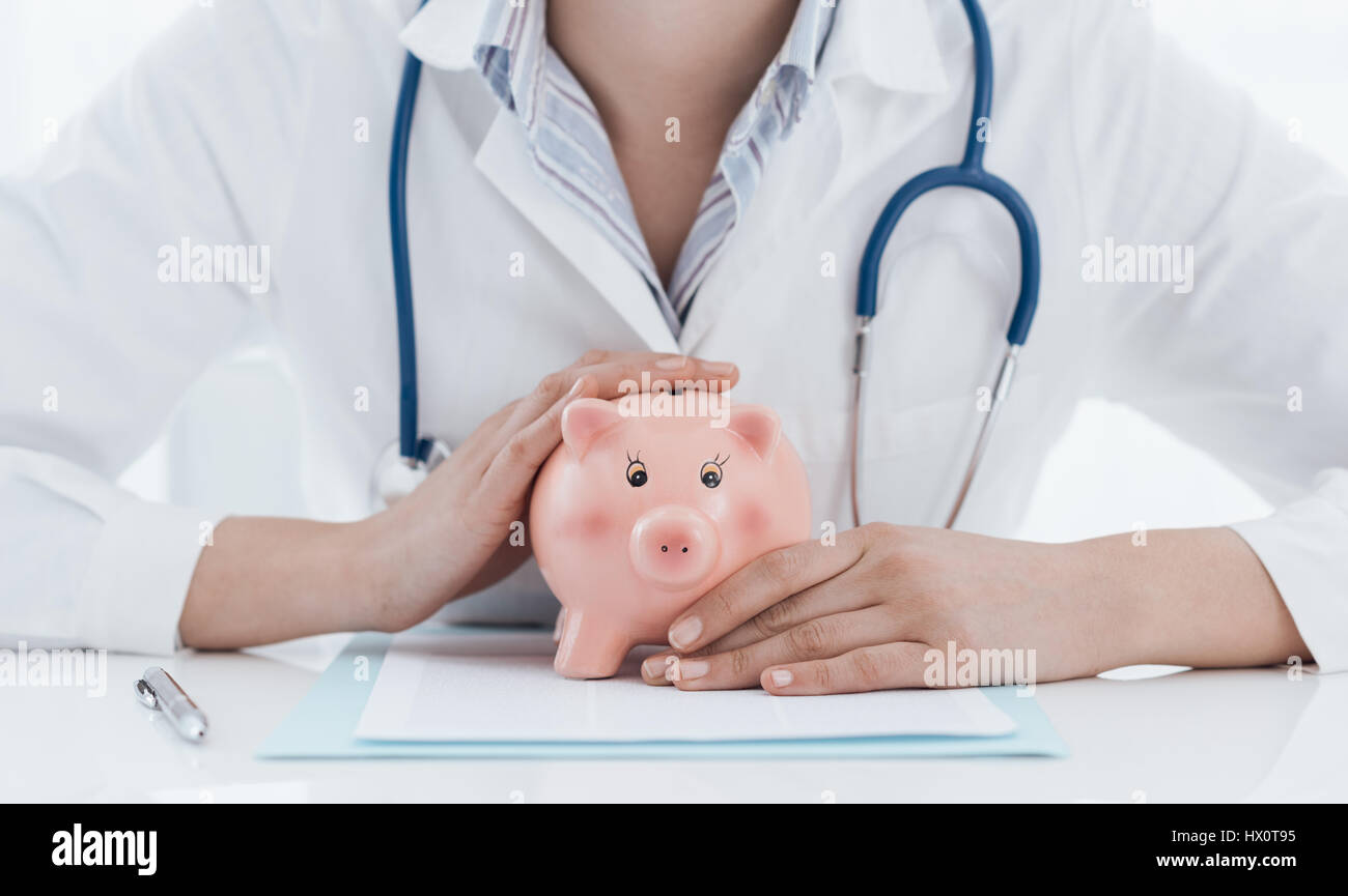 Femme médecin et tirelire : assurance santé, les frais médicaux et concept fiscal Banque D'Images