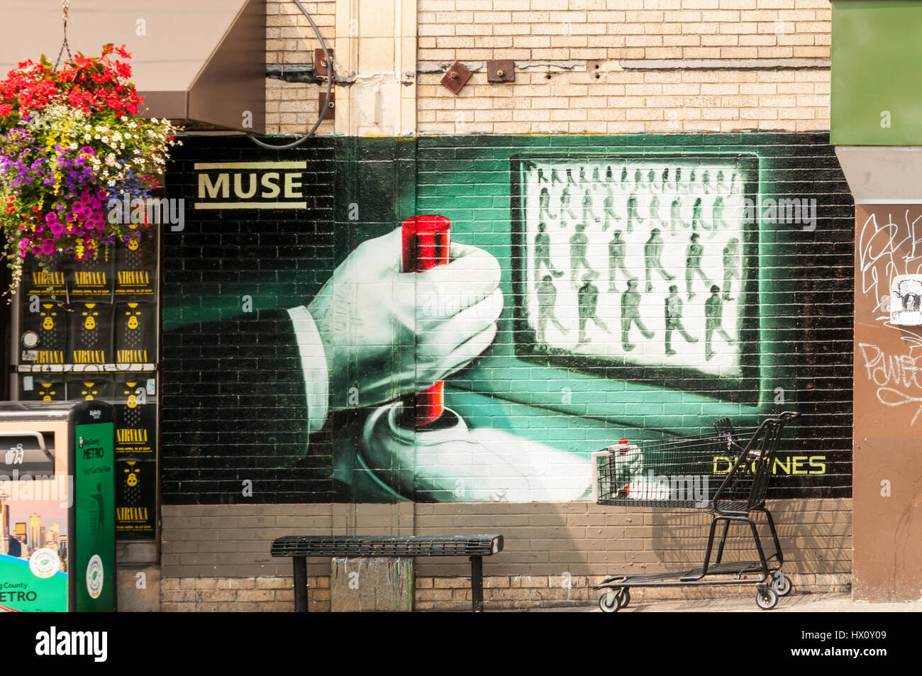 Une publicité peinte sur un mur à West Seattle pour drones, le 7ème album  du groupe de rock anglais Muse Photo Stock - Alamy