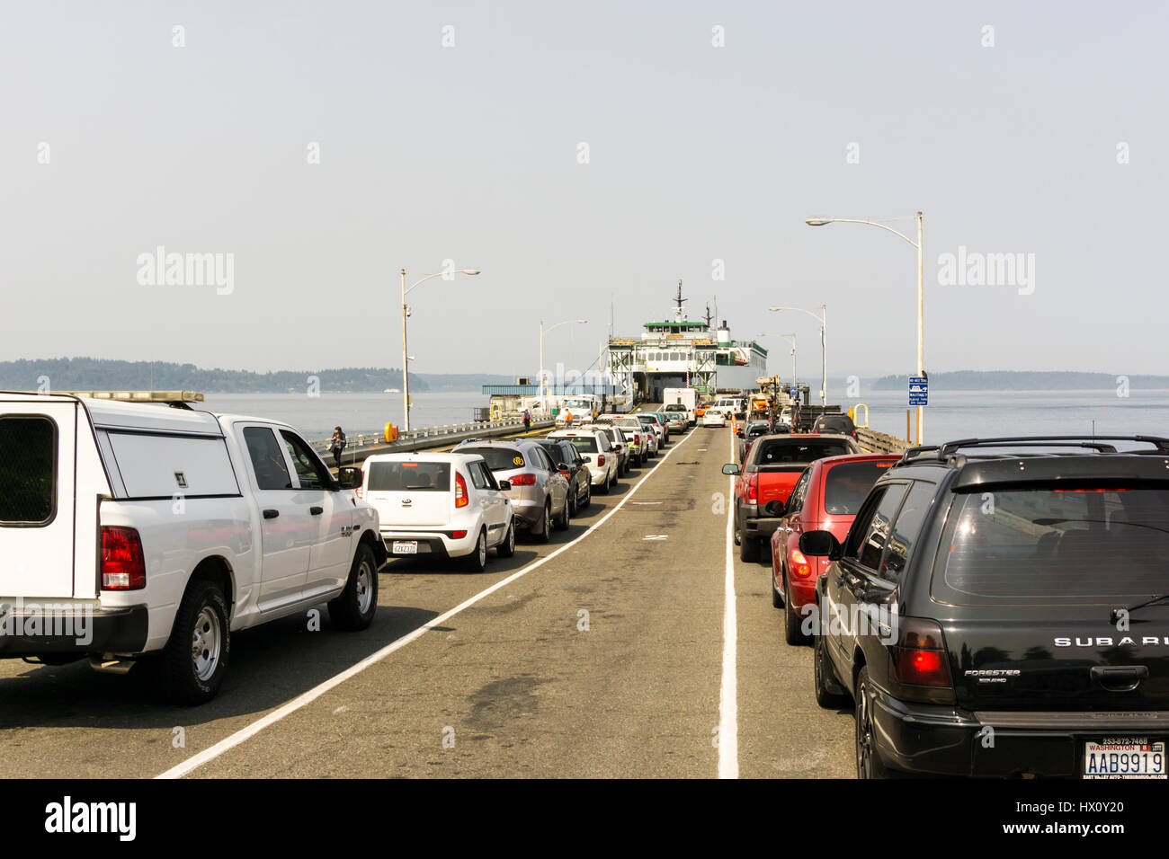 Des files d'autos à des supplices à West Seattle à bord du MV Sealth en attente de traverser le détroit de Puget. Banque D'Images