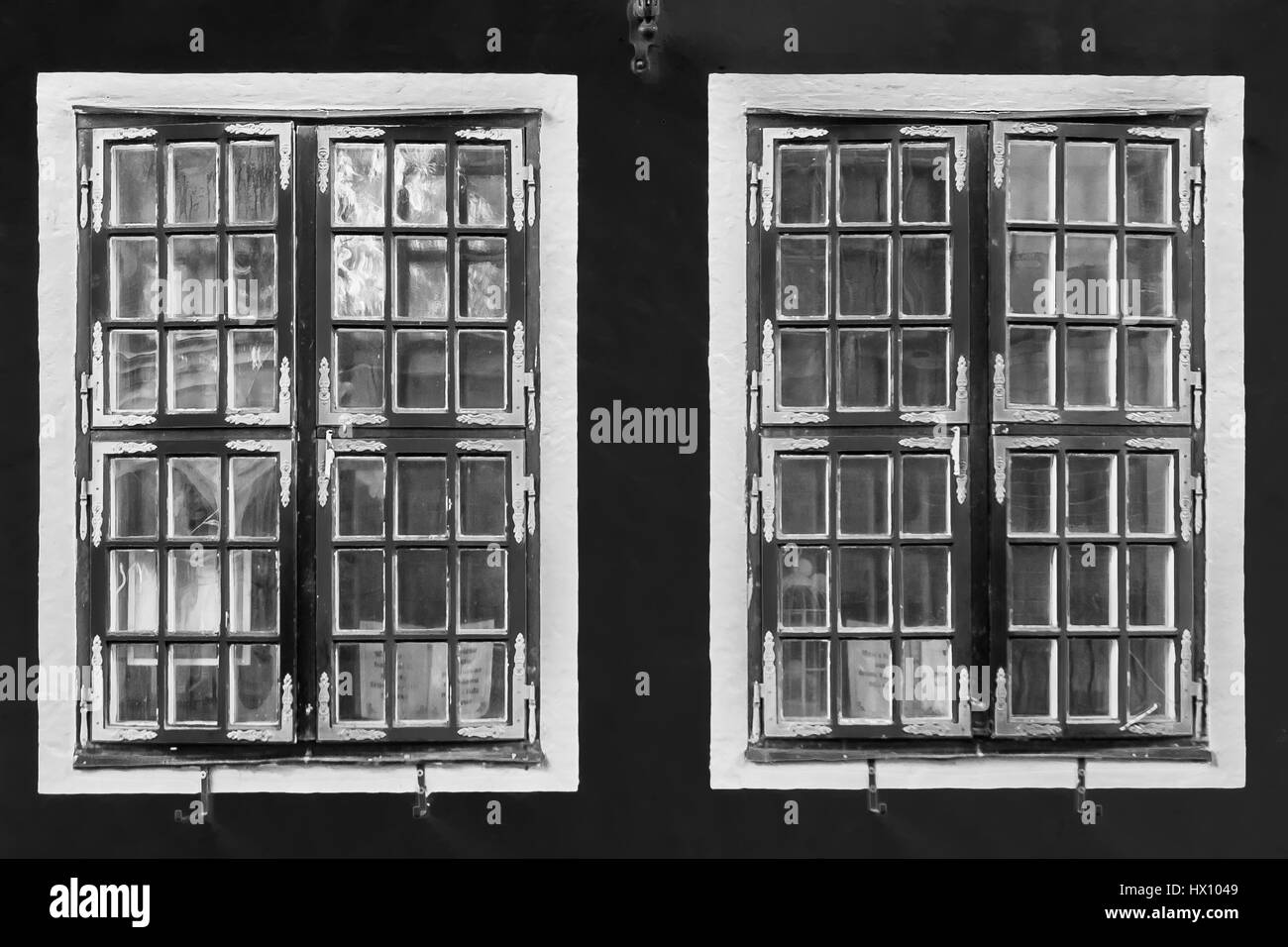 Le contraste noir et blanc vintage windows Banque D'Images