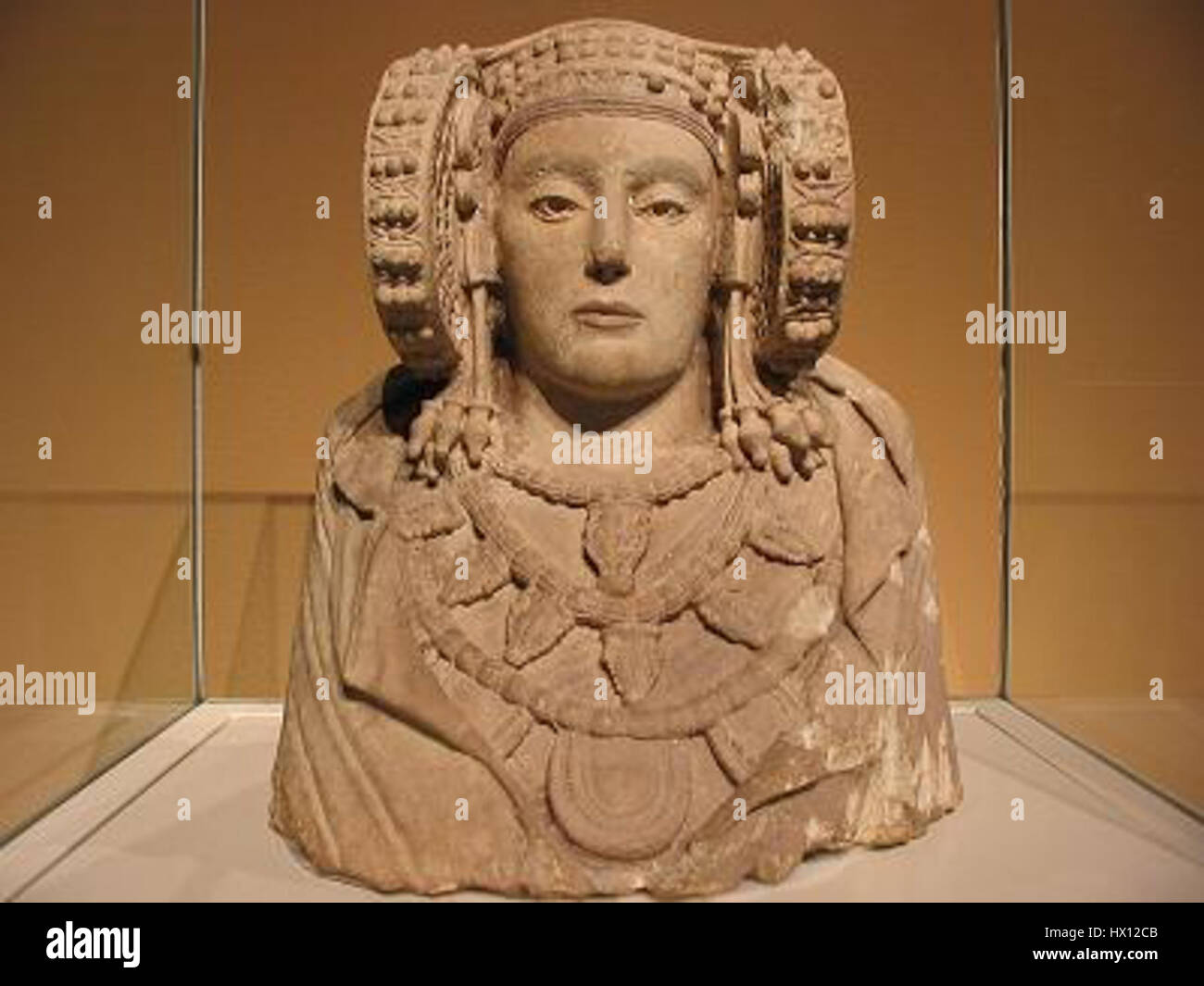 Le Dama d'Elx, également connu sous le nom de Dame d'Elche, est une ancienne sculpture ibérique représentant une femme de haut rang. Trouvé en Espagne, ce buste reflète l'art de la culture ibérique et son artisanat détaillé du IVe siècle avant notre ère. Banque D'Images