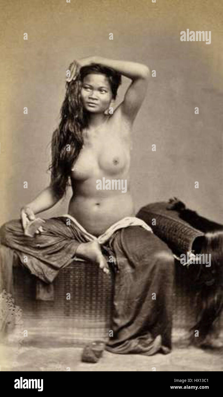 'Woman' d'Emile Gsell est un portrait capturant une figure féminine dans une pose gracieuse, démontrant l'habileté de l'artiste à dépeindre des détails délicats et une profondeur émotionnelle à travers un travail de couleurs subtiles et des coups de pinceau doux. Banque D'Images