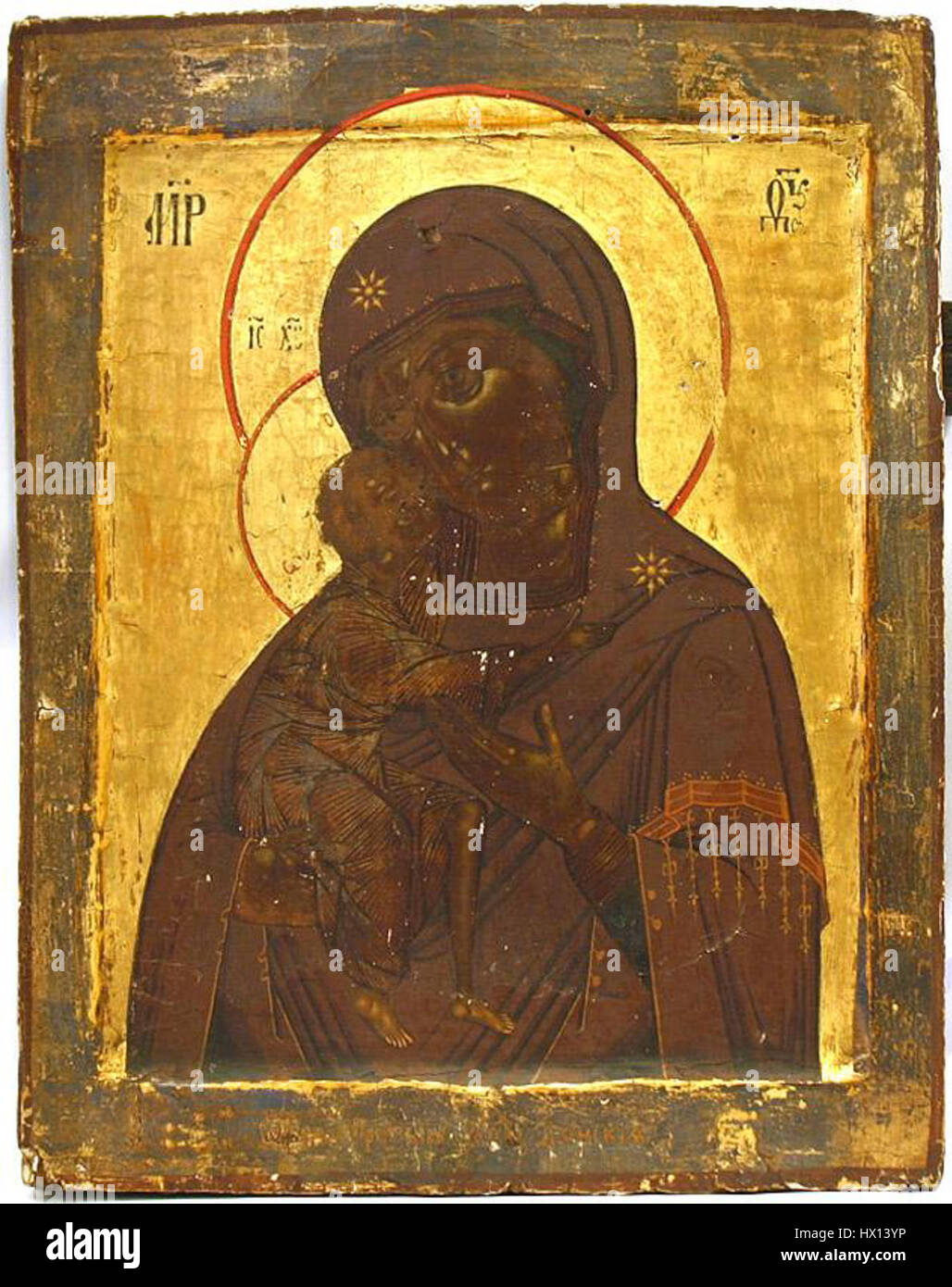 'Feodorovskaya avec des étoiles' est une icône de la tradition orthodoxe russe. L'œuvre présente la Vierge Marie avec une couronne étoilée, symbolisant sa pureté et son statut divin, un thème commun dans l'iconographie chrétienne orientale. Banque D'Images