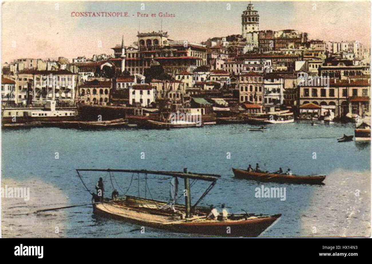 Ceci est une vieille carte postale représentant Galata, un quartier d'Istanbul. Il capture le style architectural et l'atmosphère de la région au début du XXe siècle, donnant un aperçu du développement historique de la ville. Banque D'Images