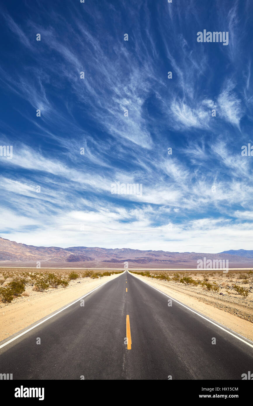 Route du désert sans fin, la Death Valley, Californie, USA. Banque D'Images