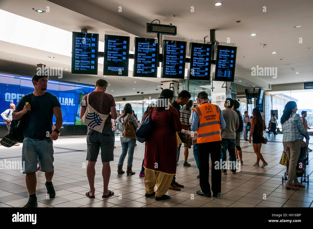Les voyageurs pouvant être assisté par les membres du service client à la gare de Flinders Street, Melbourne, Australie Banque D'Images