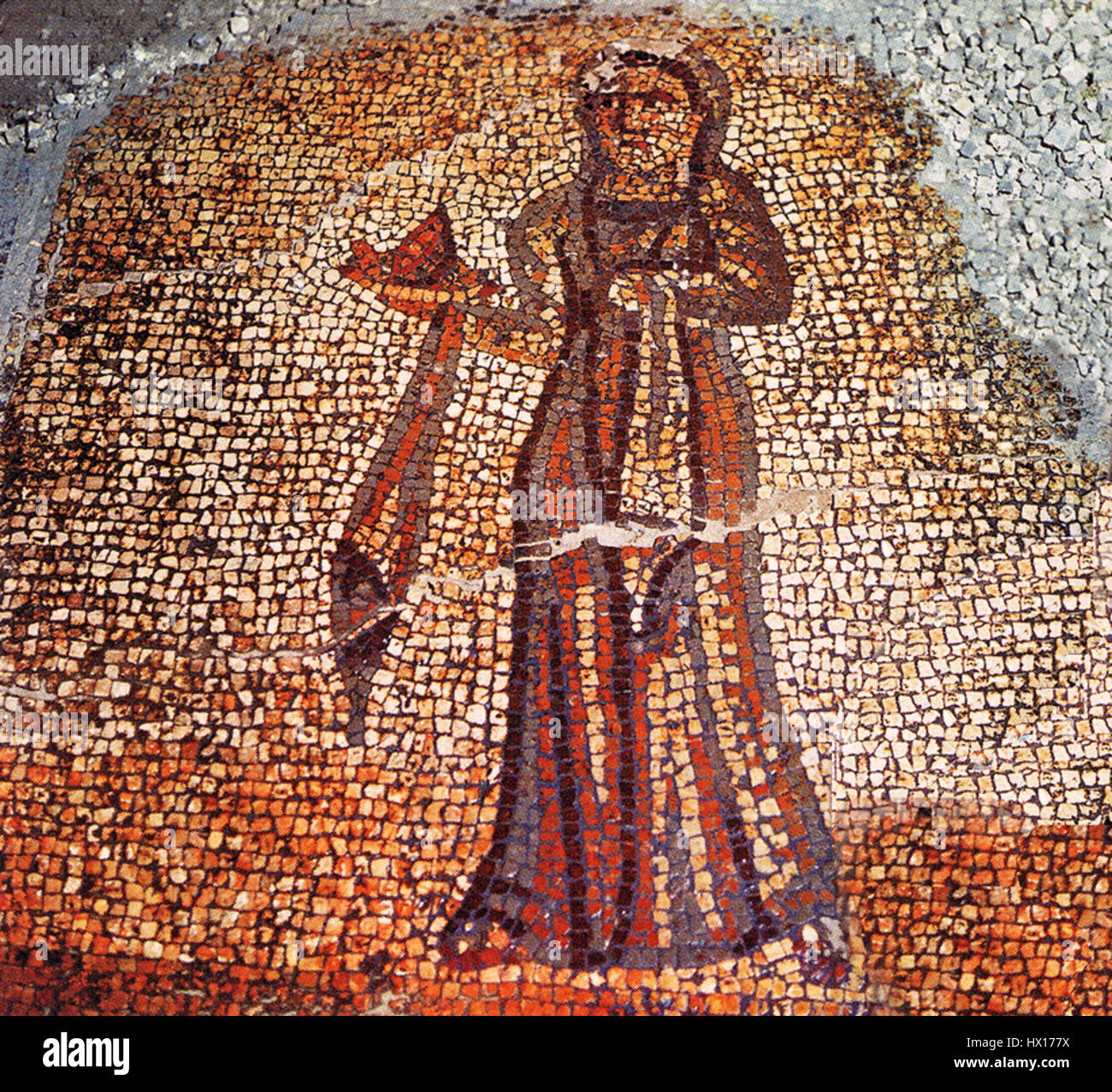 La mosaïque de Dzalisi est une œuvre d'art ancienne découverte dans la région de Dzalisi, en Géorgie. Cette mosaïque complexe, datant des IVe et IIIe siècles avant notre ère, présente des motifs géométriques et des représentations de la vie quotidienne, offrant un aperçu précieux des pratiques culturelles et artistiques de la société géorgienne antique. Banque D'Images