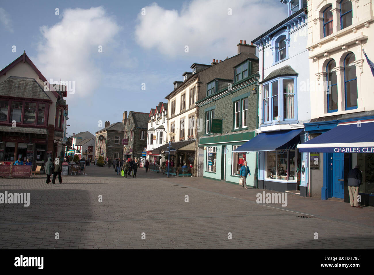 Boutiques cafés restaurants pubs et raconte situé sur la rue Main, près de la Place du marché de Keswick Keswick Le Lake District Angleterre Cumbrai Banque D'Images