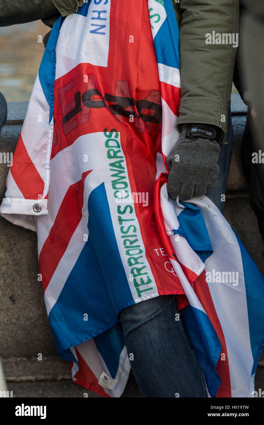 Londres, Royaume-Uni. 23 mars, 2017. Rassembler les foules à Trafalgar Square pour une veillée aux chandelles et une minute de silence en souvenir des victimes de l'attentat le 22 mars 2017 dans la région de Westminster qui a coûté quatre vies y compris un agent de police métropolitaine, PC Keith Palmer. © Guy Josse/Alamy Live News Banque D'Images