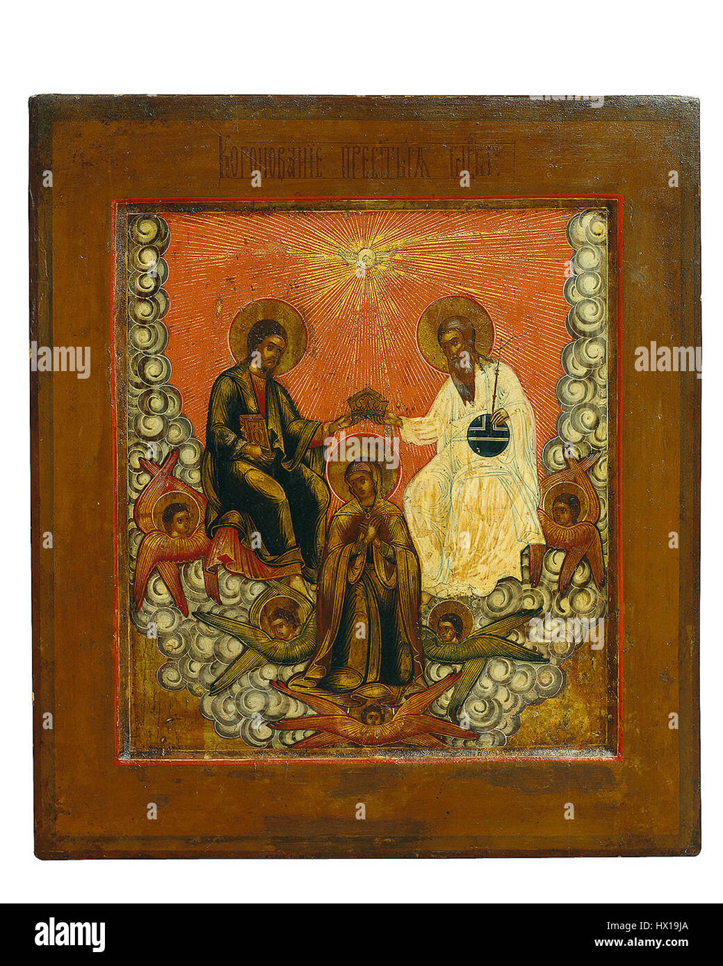 Cette icône russe du XIXe siècle, connue sous le nom de « couronnement de la Vierge », est un exemple significatif de l'art religieux du Nord russe. Il reflète l'iconographie orthodoxe orientale traditionnelle et sert de pièce de dévotion. Banque D'Images