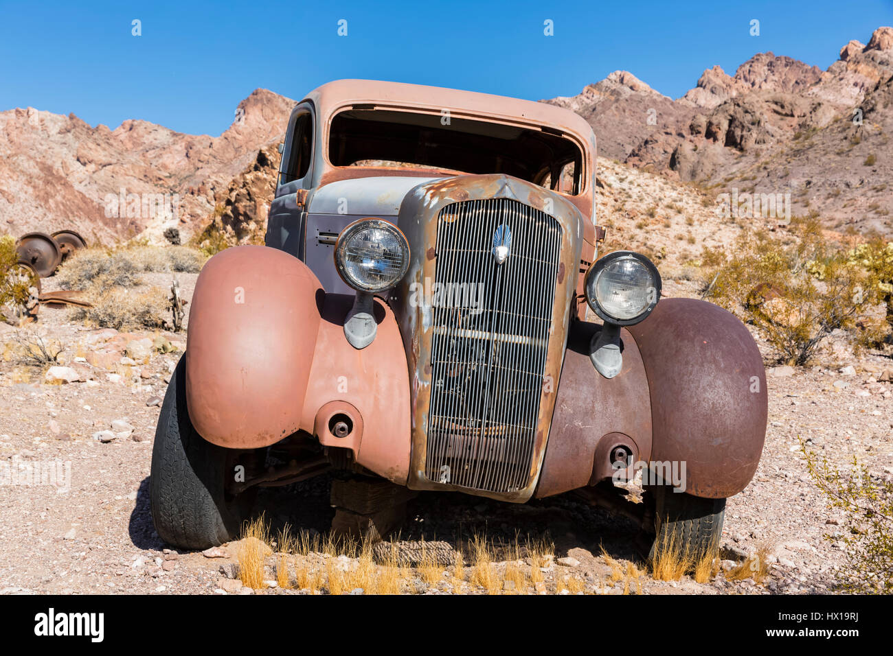 USA, Nevada, vintage car wreck in desert Banque D'Images