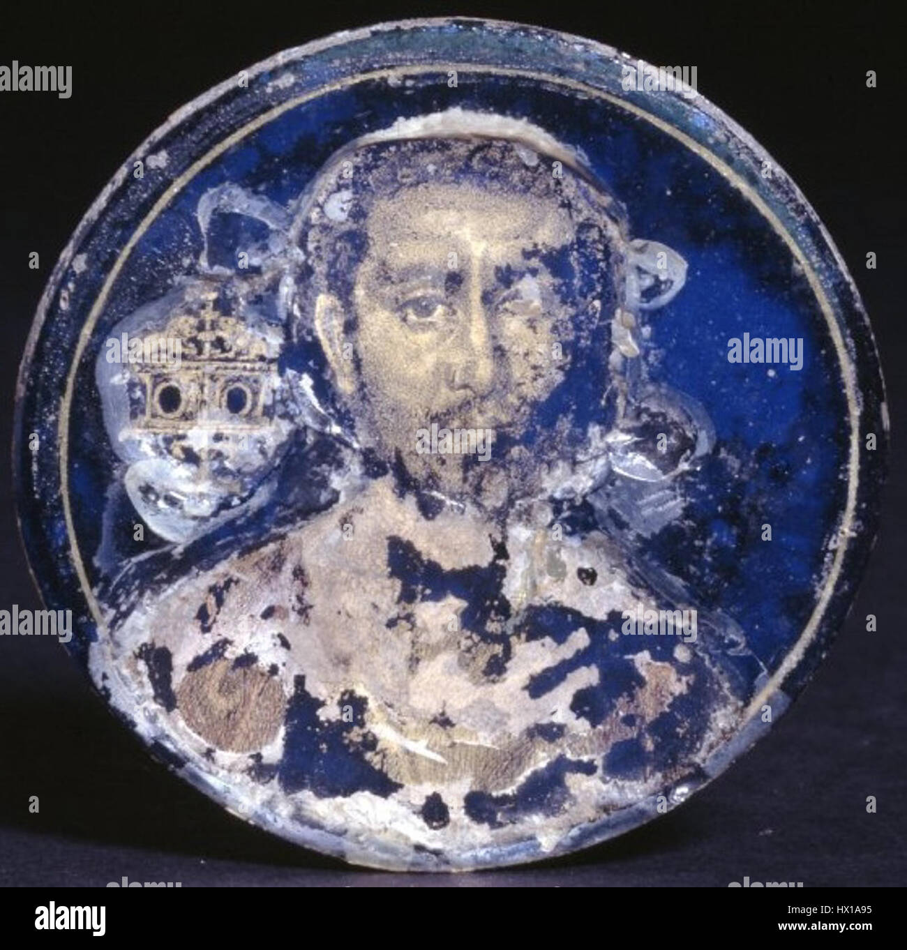 Ce portrait en verre doré, conservé au British Museum, est un artefact romain représentant un homme de profil. Le verre doré a été utilisé pour créer des portraits décoratifs et illuminés dans l'Antiquité, souvent associés à des contextes funéraires et à un statut d'élite. Banque D'Images