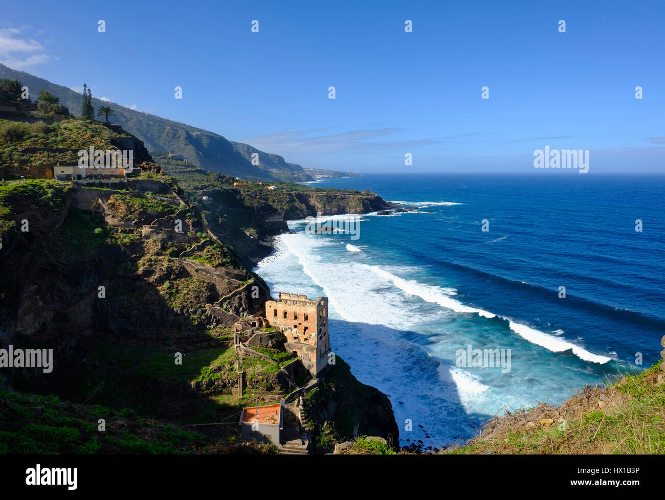 L'Espagne, Iles Canaries, Tenerife, Los Realejos, Casa Hamilton ruine industrielle, Punta del Guindaste en arrière-plan Banque D'Images