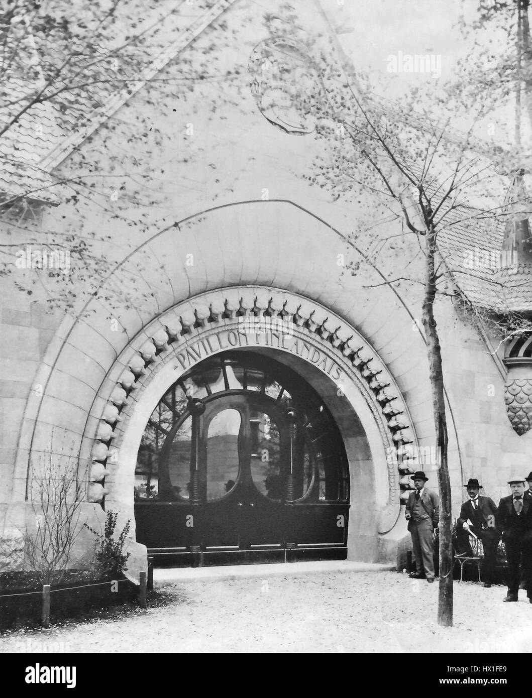Le Pavillon finlandais de l'exposition universelle de Paris de 1900 a mis en valeur le patrimoine culturel et architectural de la Finlande. Il symbolisait l’identité et l’indépendance grandissantes de la nation, avec un accent mis sur l’art et le design nationaux. Banque D'Images Le Pavillon finlandais de l'exposition universelle de Paris de 1900 a mis en valeur le patrimoine culturel et architectural de la Finlande. Il symbolisait l’identité et l’indépendance grandissantes de la nation, avec un accent mis sur l’art et le design nationaux. Banque D'Images
