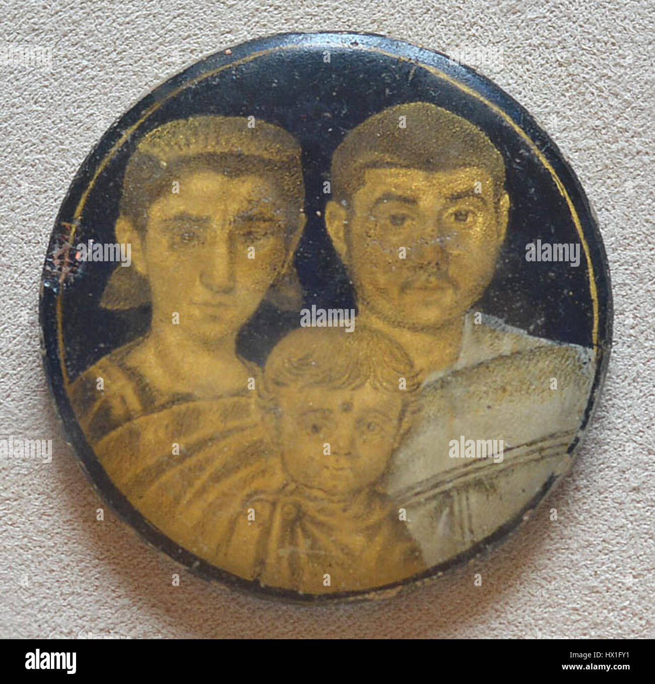 Le Portrait de famille en verre d'or, conservé à la Bibliothèque du Vatican, est un exemple rare de verrerie romaine du IVe siècle après JC. La pièce présente un portrait de famille détaillé avec des feuilles d'or, offrant un aperçu de l'art romain, de l'artisanat et des représentations personnelles pendant la fin de l'Empire romain. Banque D'Images