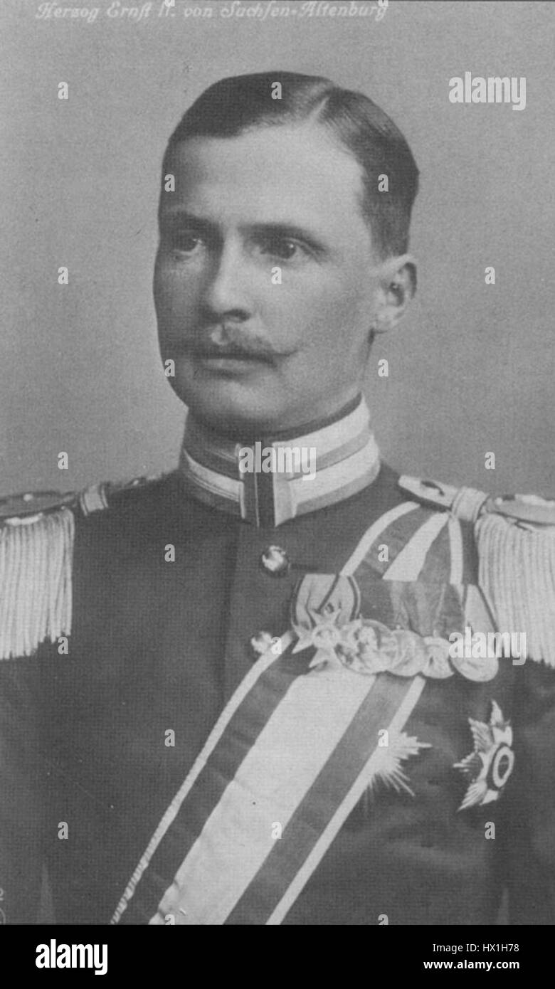 Ernst II von Sachsen-Altenburg était un prince allemand au début du XXe siècle. Le portrait de 1915 commémore probablement son statut et son rôle au sein de l'aristocratie allemande, reflétant la mode et les styles de l'époque. Banque D'Images