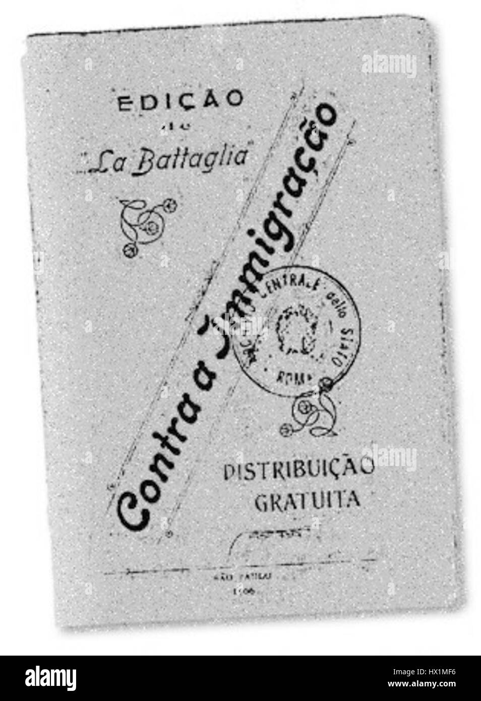 'ContraMigra' est un commentaire artistique moderne sur la migration et les questions sociopolitiques qui l'entourent. L’œuvre utilise des médias mixtes pour représenter les luttes et les défis auxquels sont confrontés les migrants dans la société contemporaine. Banque D'Images