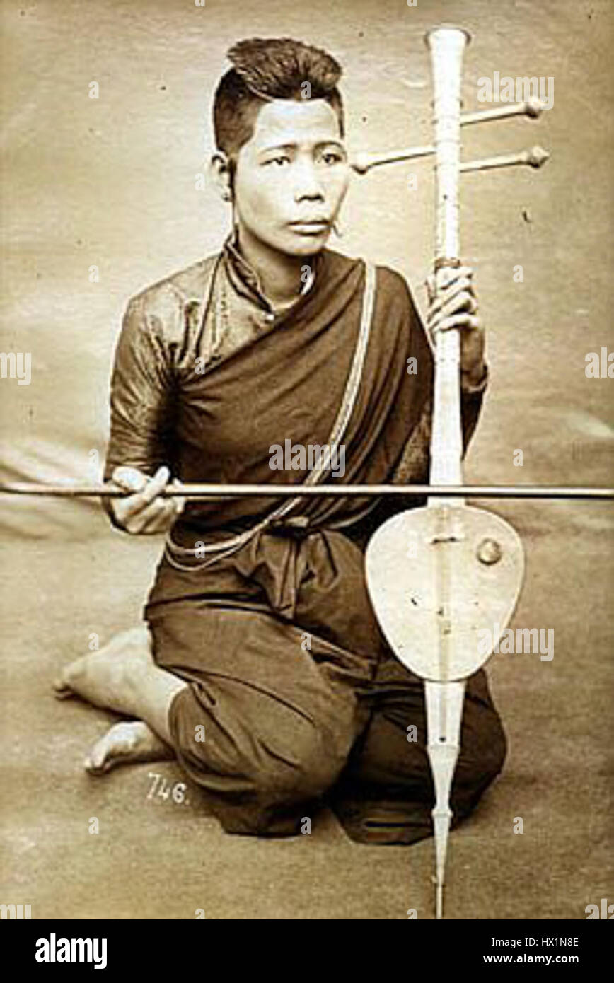 La photographie d’une femme cambodgienne réalisée par Emile Gsell capture un moment de la vie traditionnelle au Cambodge, mettant en valeur la tenue vestimentaire, la culture et la vie quotidienne de l’époque. Ses œuvres offrent un aperçu de l'héritage de l'Asie du Sud-est à travers son objectif. Banque D'Images