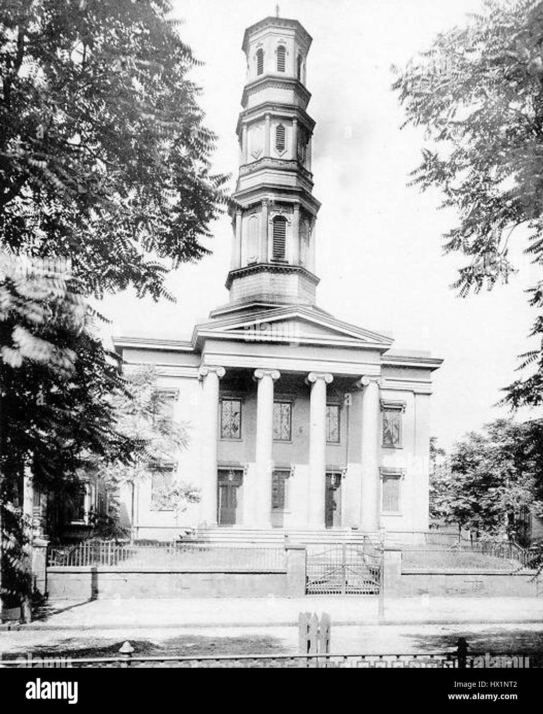 La première église presbytérienne de Wheeling, en Virginie-occidentale, est un exemple de l'architecture de l'église américaine du XIXe siècle. Connu pour son style néo-gothique, le bâtiment présente des arcs pointus, des vitraux et des pierres complexes, reflétant les tendances religieuses et architecturales de l'époque. Banque D'Images