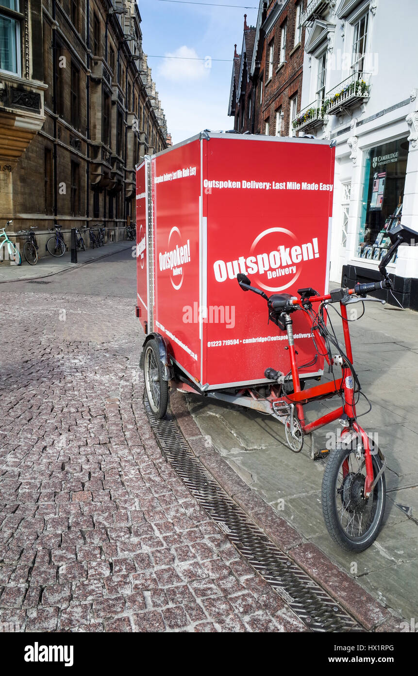 Un vélo cargo appartenant à la compagnie de la livraison du dernier kilomètre stationné dans le centre historique de Cambridge, au Royaume-Uni. Banque D'Images