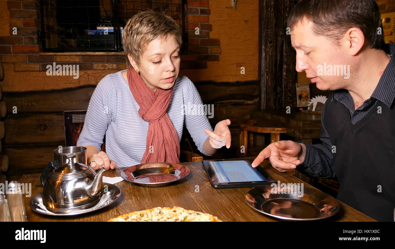 L'homme et la femme les partenaires d'affaires en pleine discussion dans cafe Banque D'Images