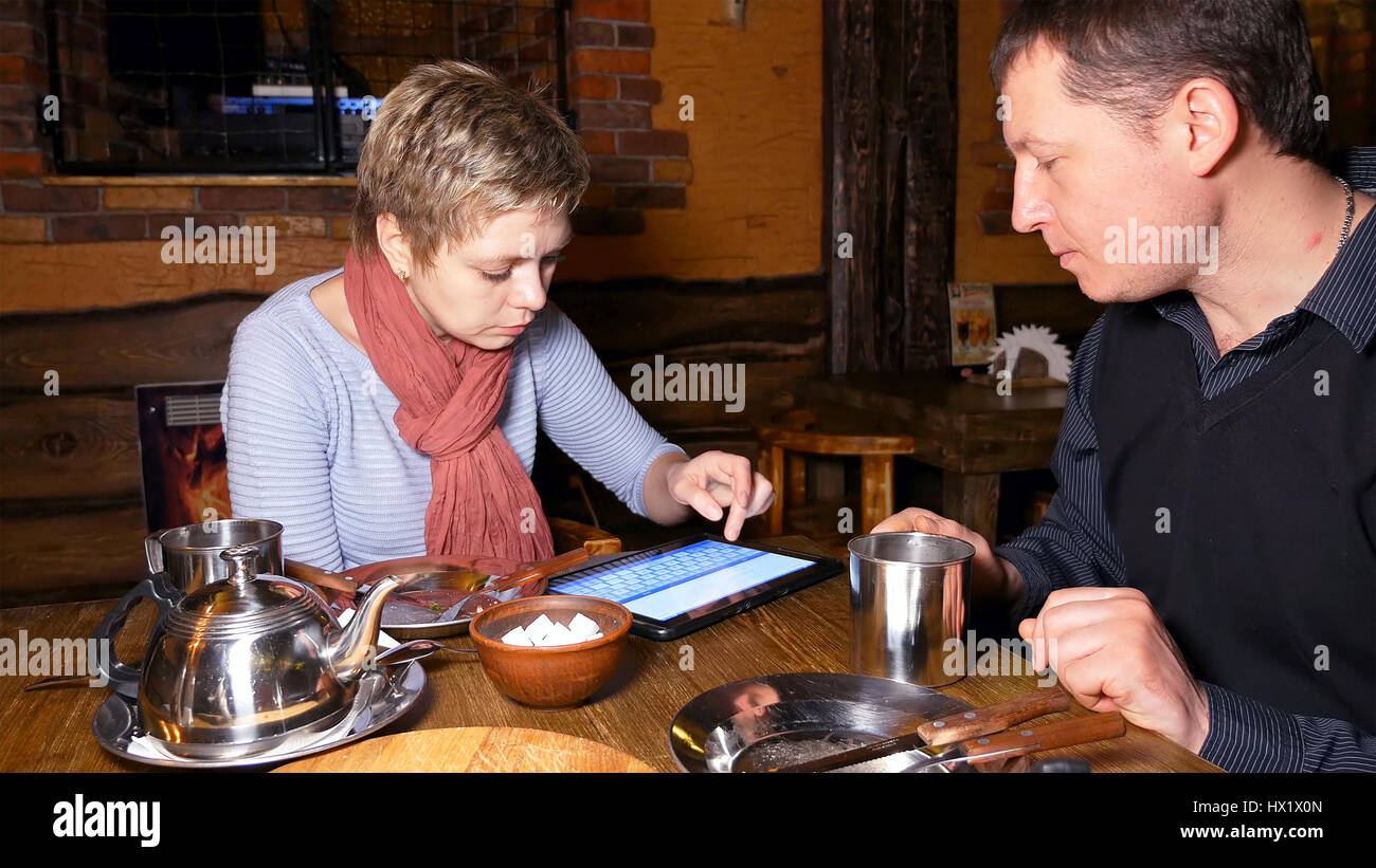 L'homme et la femme les partenaires d'affaires en pleine discussion dans cafe Banque D'Images