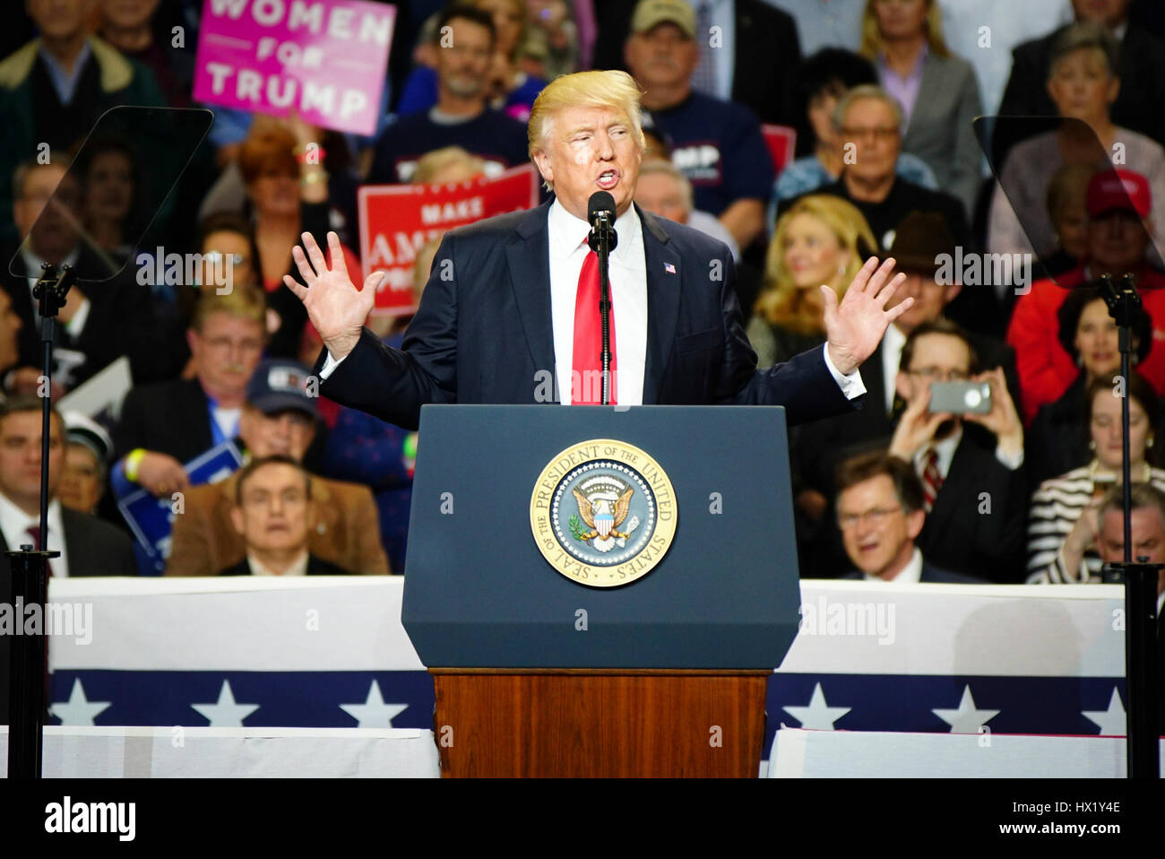 Le président Donald J. Trump s'exprimant lors d'un rassemblement à Louisville Exposition Center le 20 mars 2017 à Louisville, Kentucky. Banque D'Images
