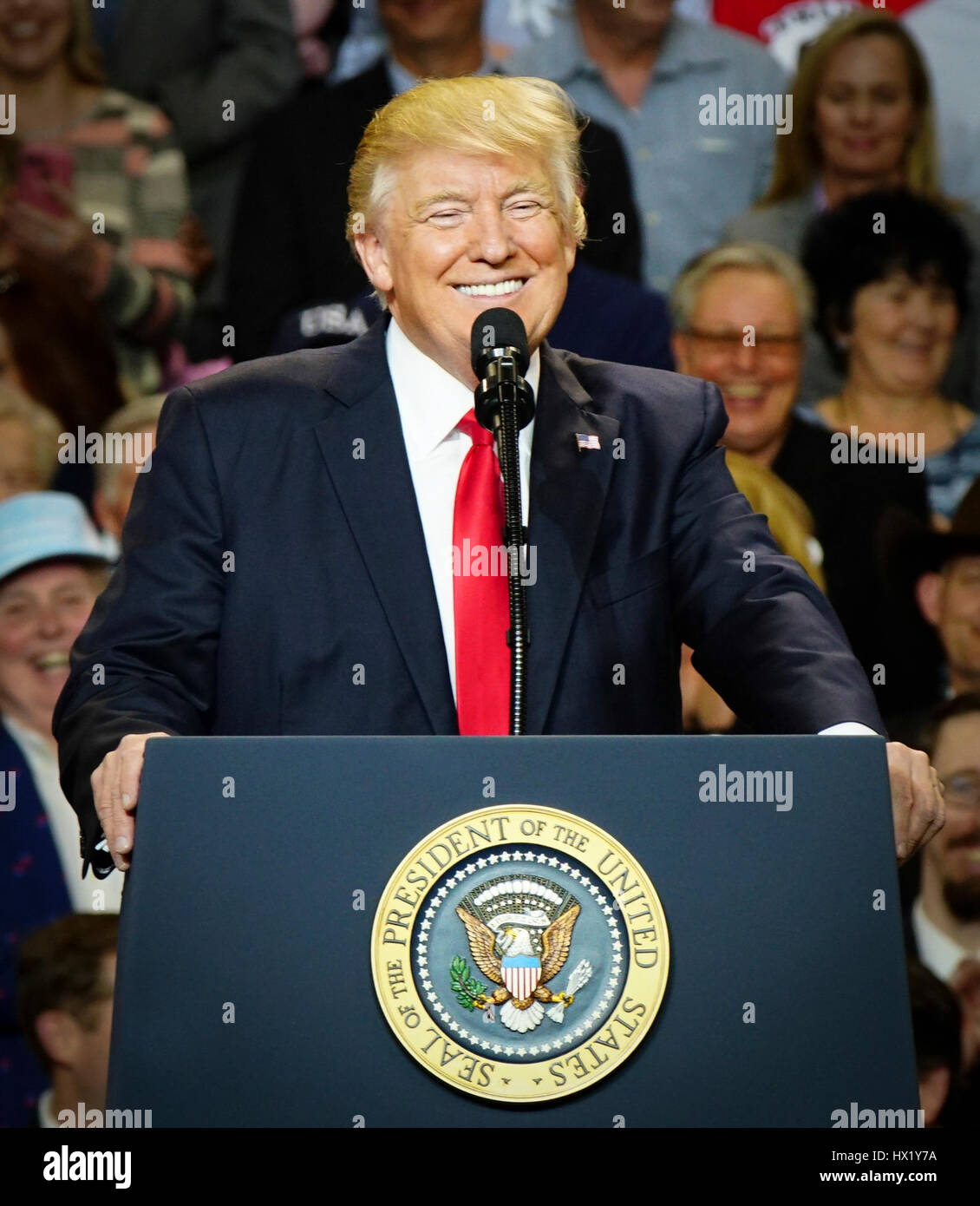 Le président Donald J. Trump s'exprimant lors d'un rassemblement à Louisville Exposition Center le 20 mars 2017 à Louisville, Kentucky. Banque D'Images