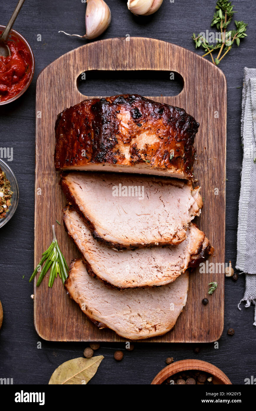 Tranches de porc grillé Steak barbecue sur planche à découper en bois, vue du dessus Banque D'Images