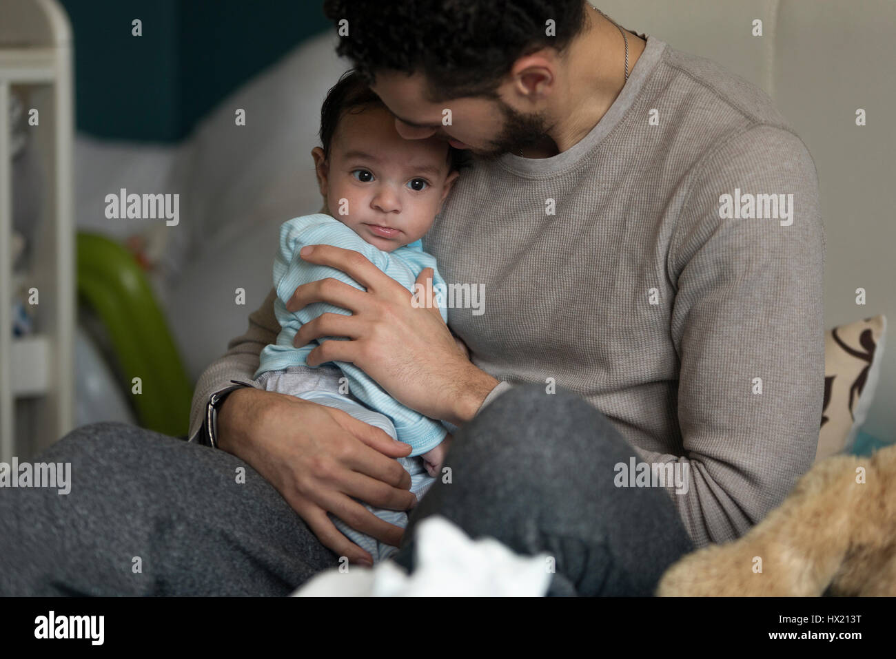 Jeune Pere Ayant Les Calins Avec Son Bebe Ils Sont Assis Sur Le Lit De Papa Photo Stock Alamy