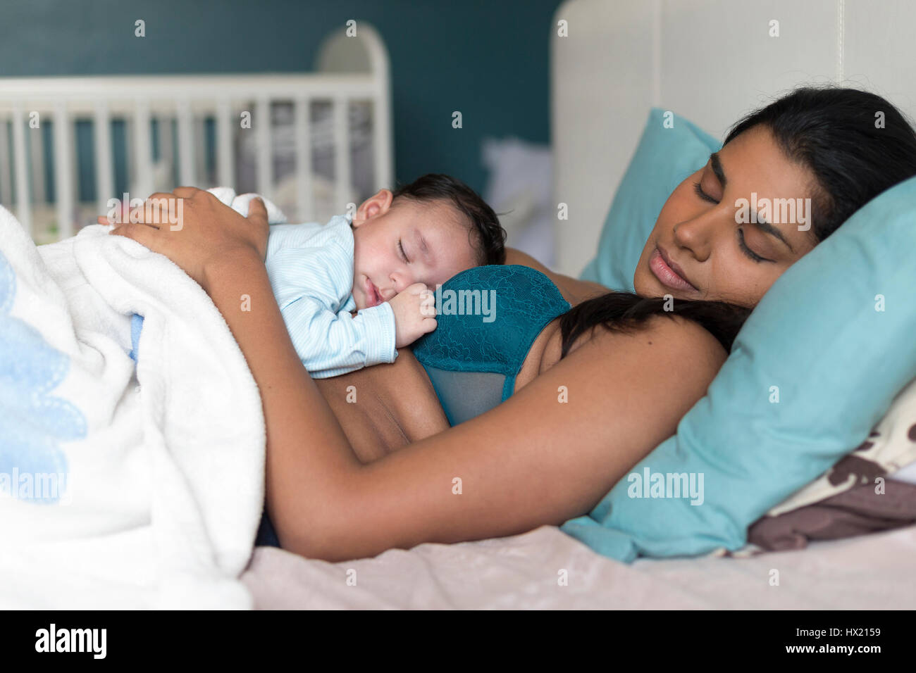 Jeune Mere Ayant Une Sieste Dans Le Lit Avec Son Bebe Dormir Sur Sa Poitrine Photo Stock Alamy