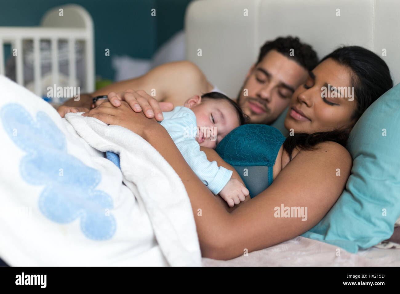 Jeune Couple Endormi Dans Le Lit Avec Leur Bebe Dormir Sur Sa Poitrine Les Meres Photo Stock Alamy