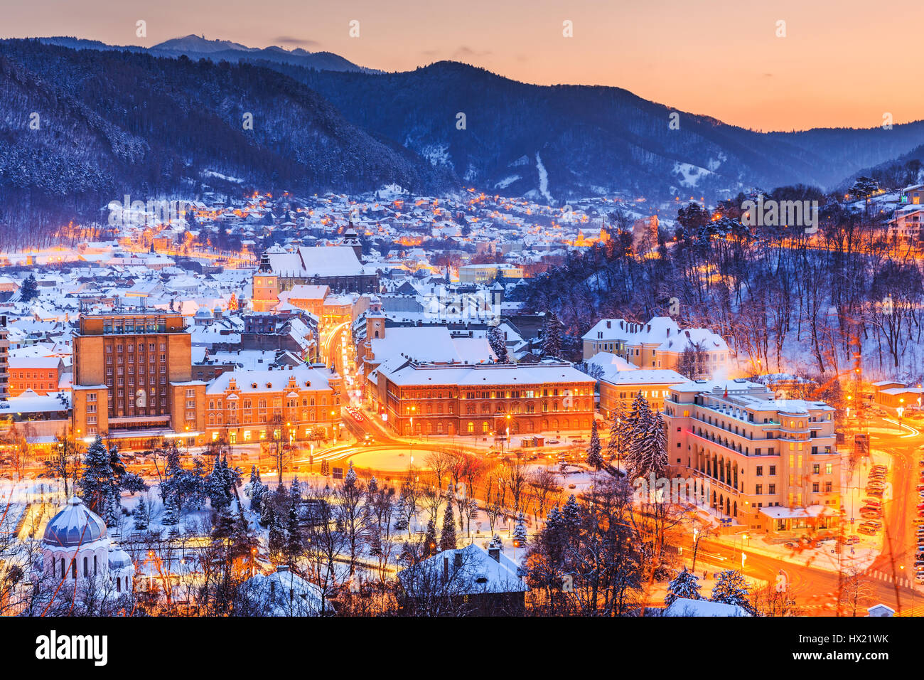 Brasov, Roumanie. Vieille ville au cours de l'hiver au coucher du soleil. Banque D'Images