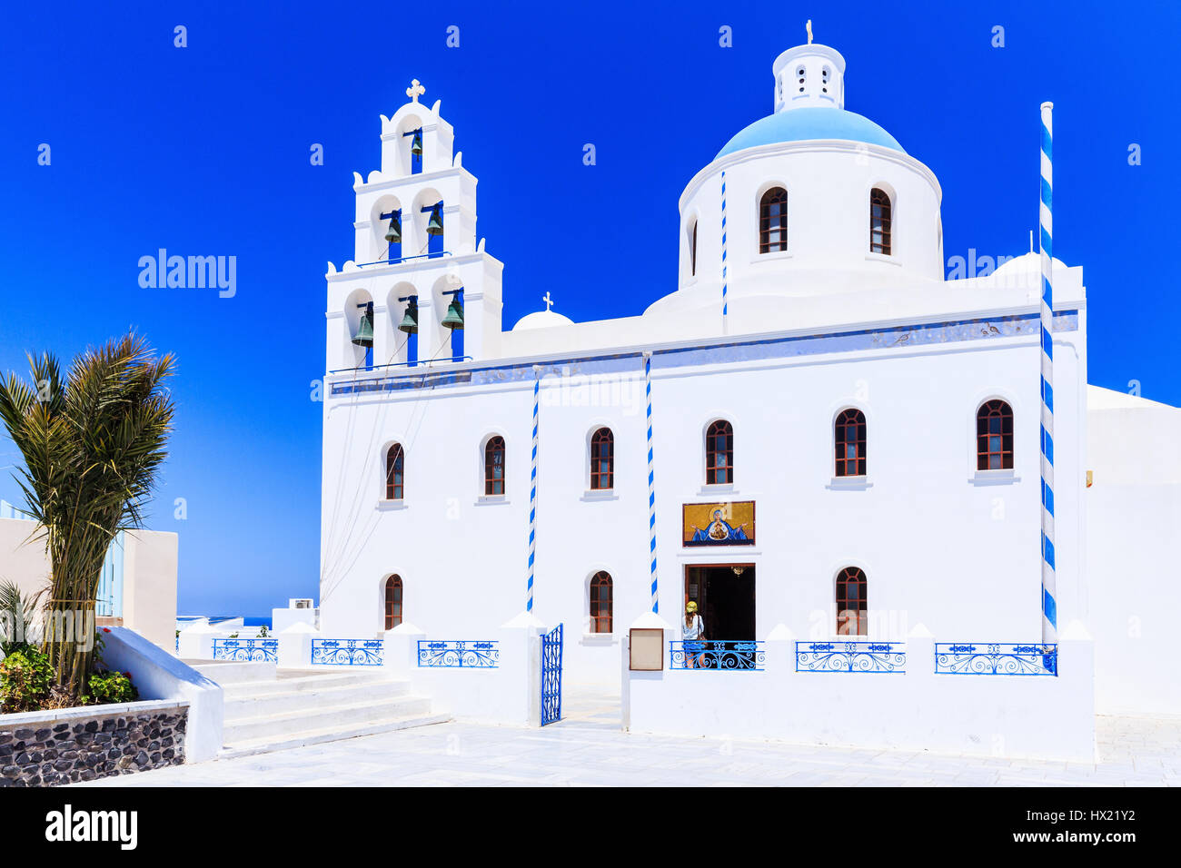 Santorin, Grèce. Eglise du dôme bleu sur le village d''Oia. Banque D'Images