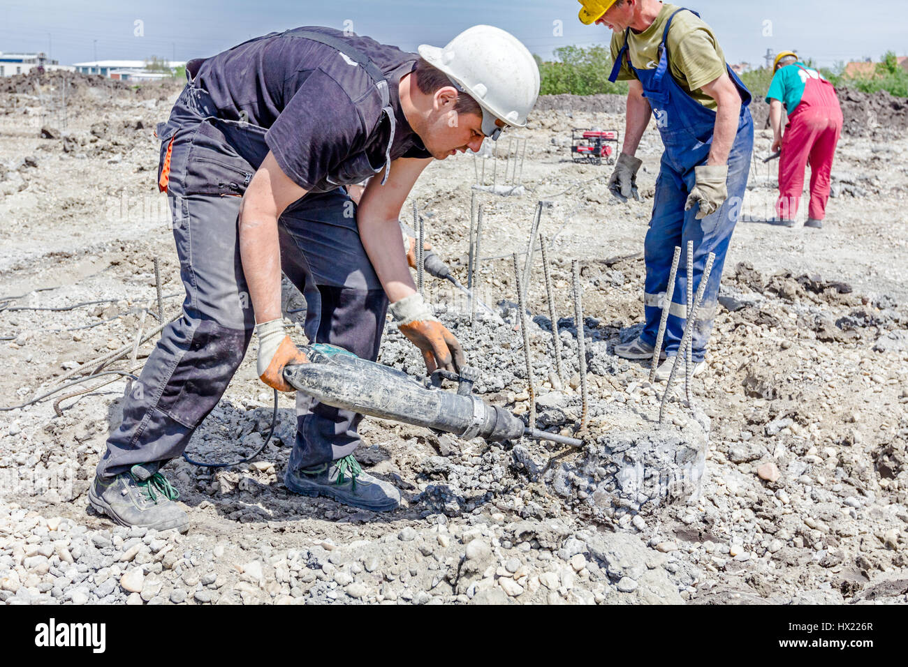 Zrenjanin, en Voïvodine, Serbie - 30 Avril 2015 : les travailleurs sont des  constructions à l'aide de marteau-piqueur de réaligner les piliers  renforcés dans le sol Photo Stock - Alamy