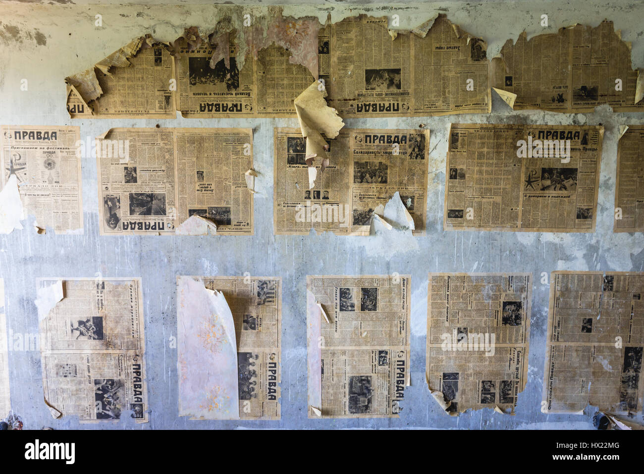 Vieille Pravda (vérité) journaux anglais sur le mur de télévision de Skrunda-1 Ghost Town, ancien site de la station radar soviétique Dniepr près de Skrunda en Lettonie Banque D'Images