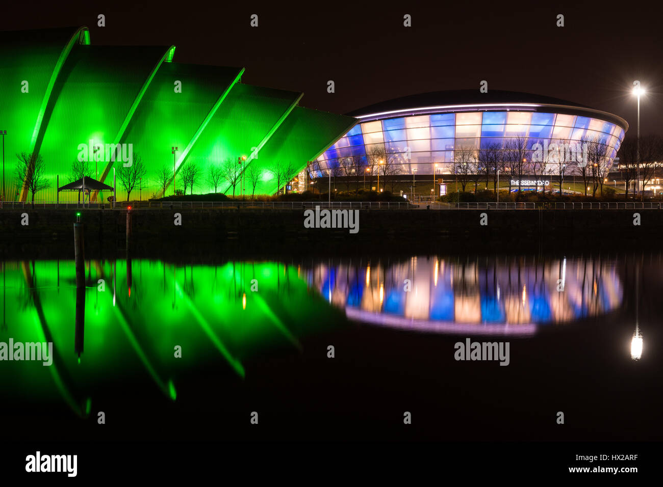 L'ETI Hydro et SEC à l'Armadillo Événement écossais Campus (SEC), Glasgow, Scotland, UK la nuit - reflétée dans la rivière Clyde Banque D'Images