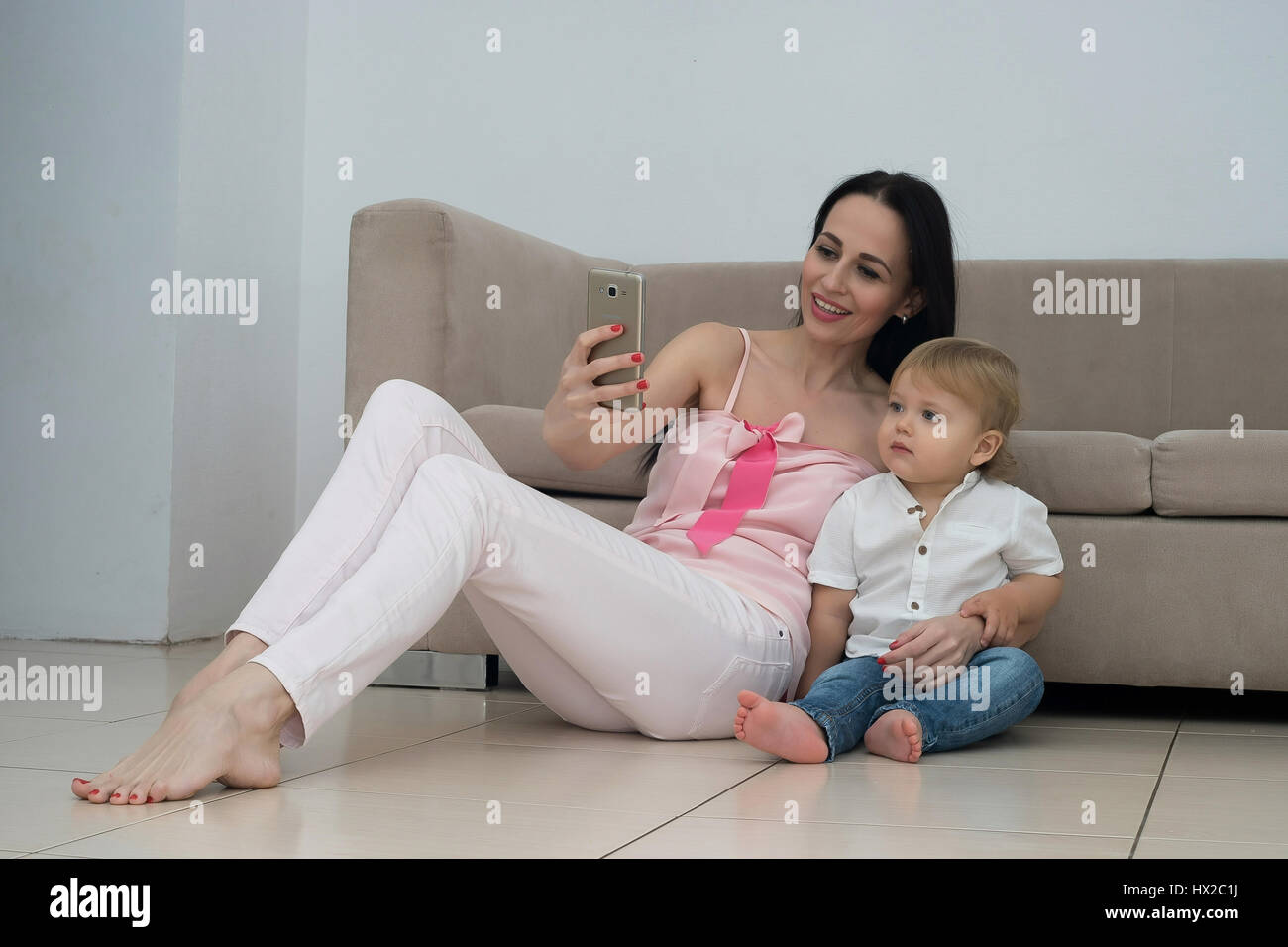 La mère et l'enfant en tenant selfies Banque D'Images