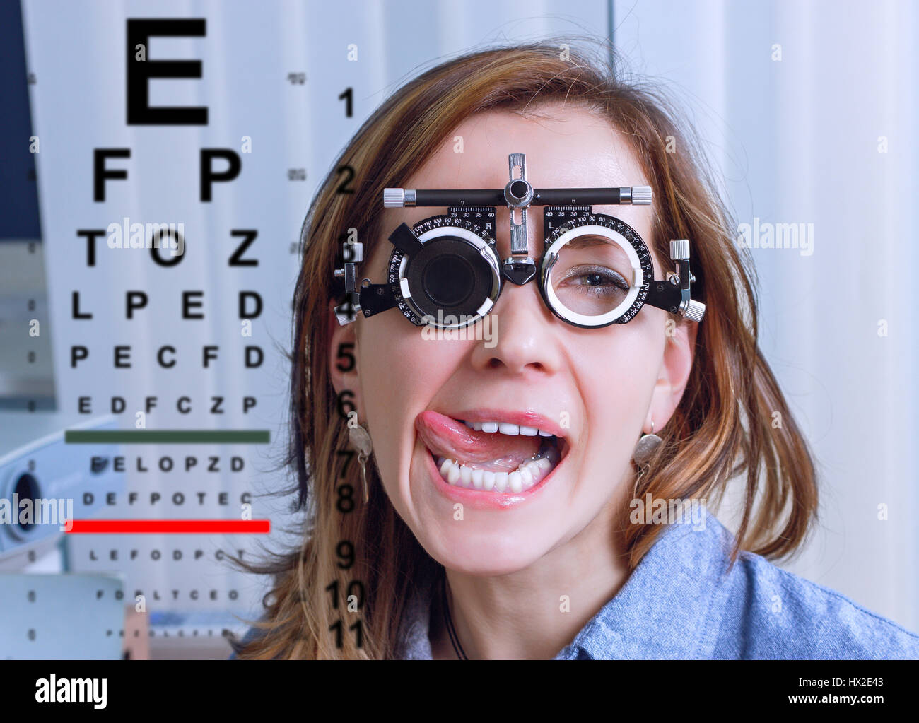 Fille dans messbrille clinique en ophtalmologie lunettes Banque D'Images