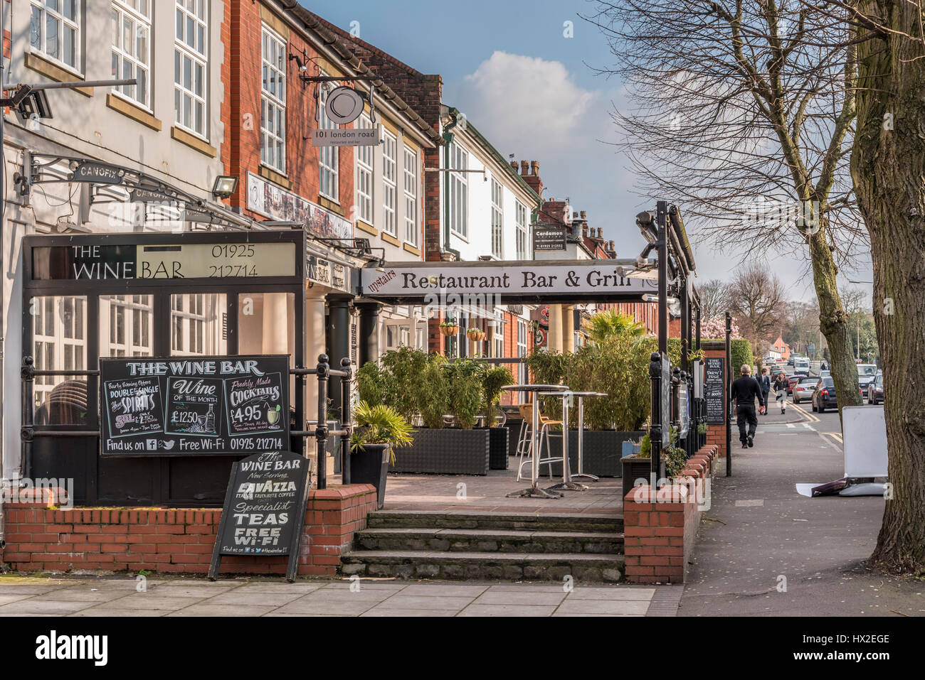 Le centre de Stockton Heath et banlieue aisée dans le sud de Warrington dans le Cheshire. Banque D'Images