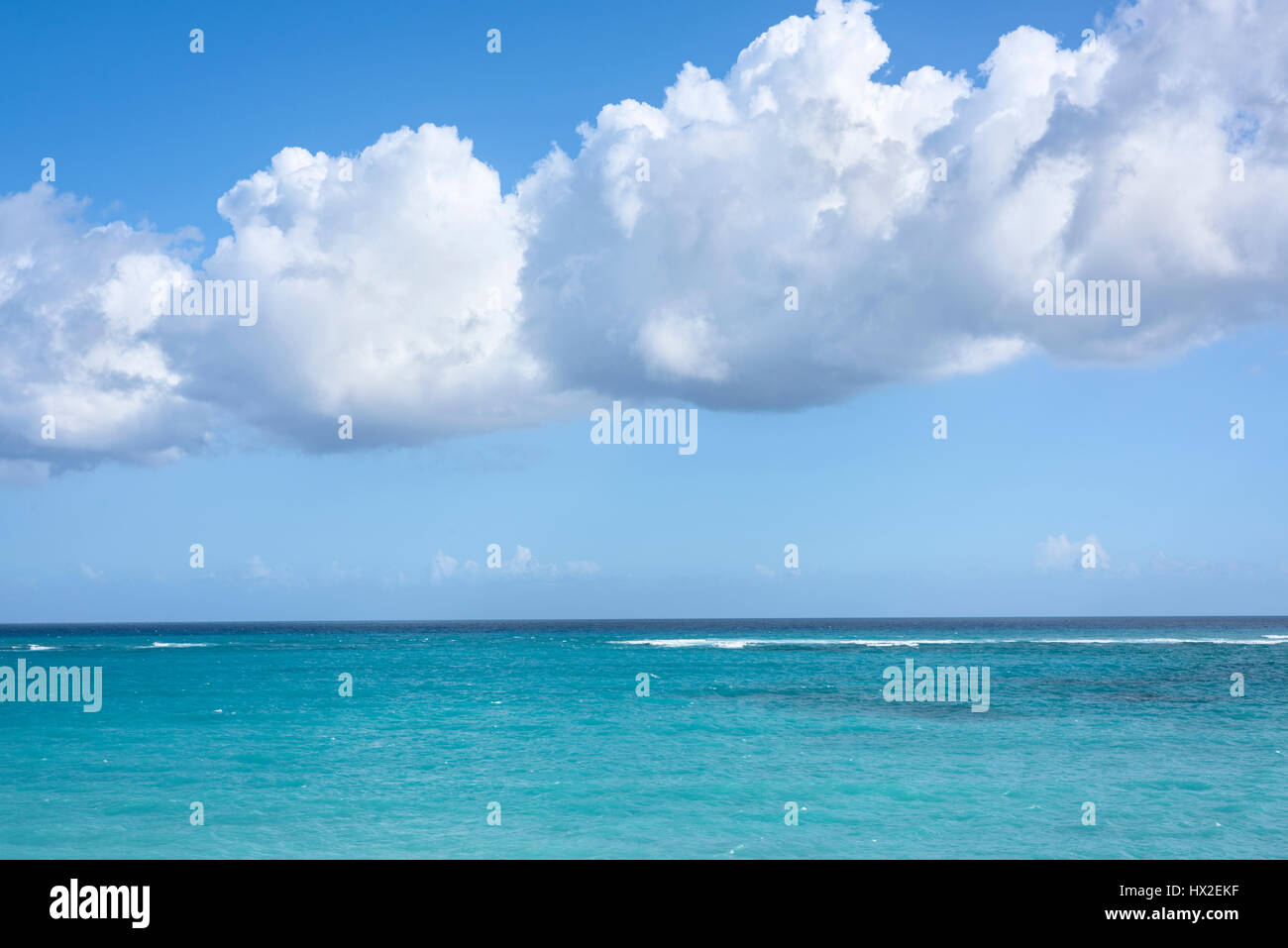 Gros nuages blancs sur la mer des Caraïbes, tropical seascape, fond de ciel bleu Banque D'Images