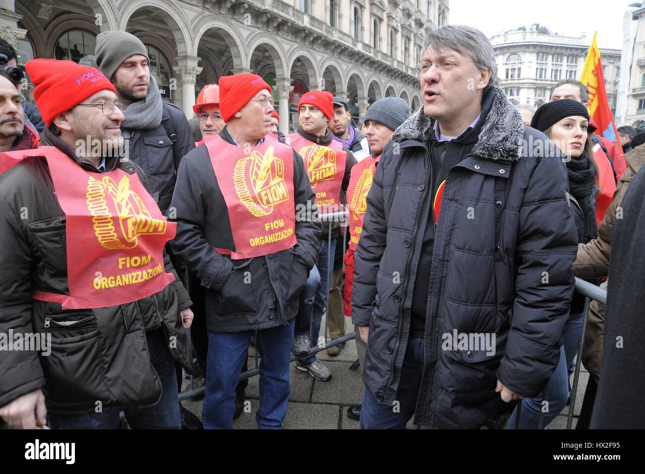 L'Italie, des métallurgistes grève déclenchée par le syndicat FIOM CGIL en défense de la direction nationale du contrat ; le secrétaire national de la FIOM Maurizio Landini démonstration à Milan Banque D'Images