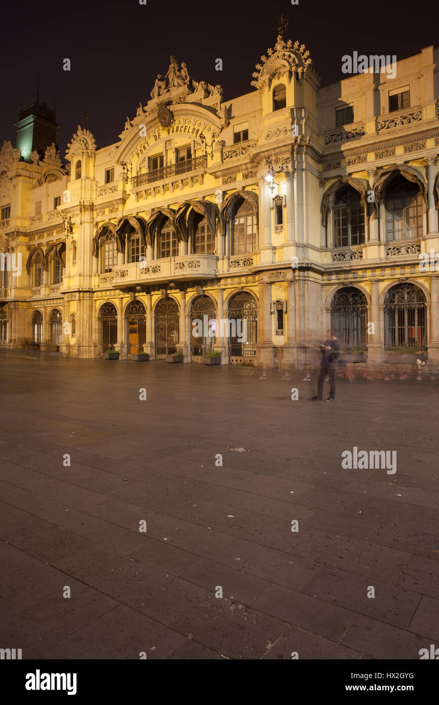 Bâtiment du siège de l'Autorité Portuaire de Barcelone de nuit en Catalogne, Espagne Banque D'Images